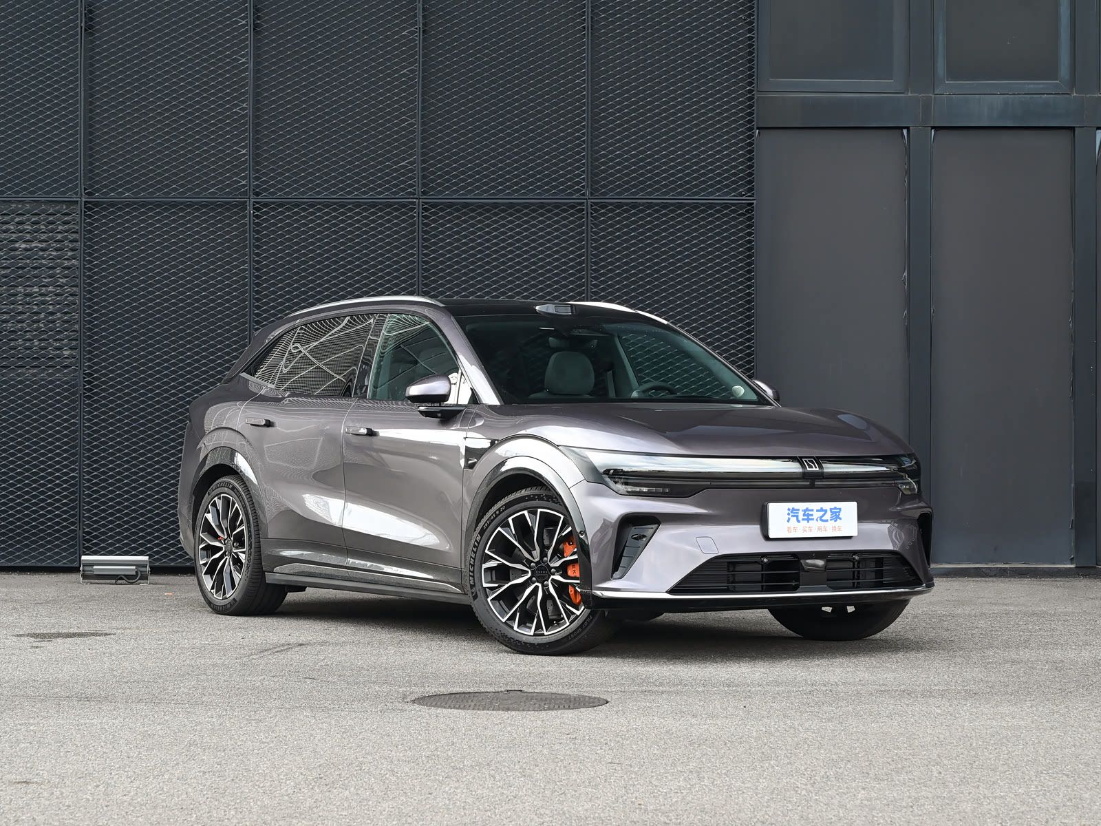 2026-103-kwh-ultra-awd-03.jpg