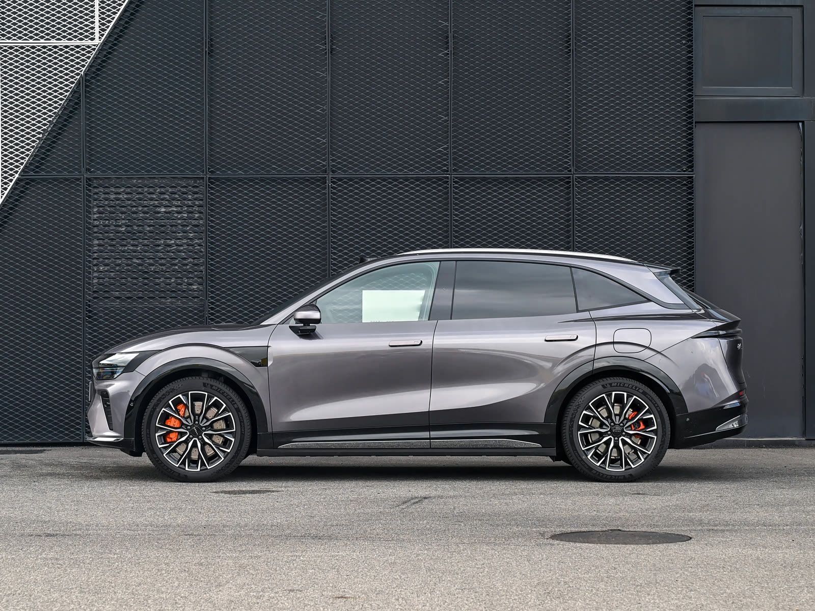 2026-103-kwh-ultra-awd-04.jpg