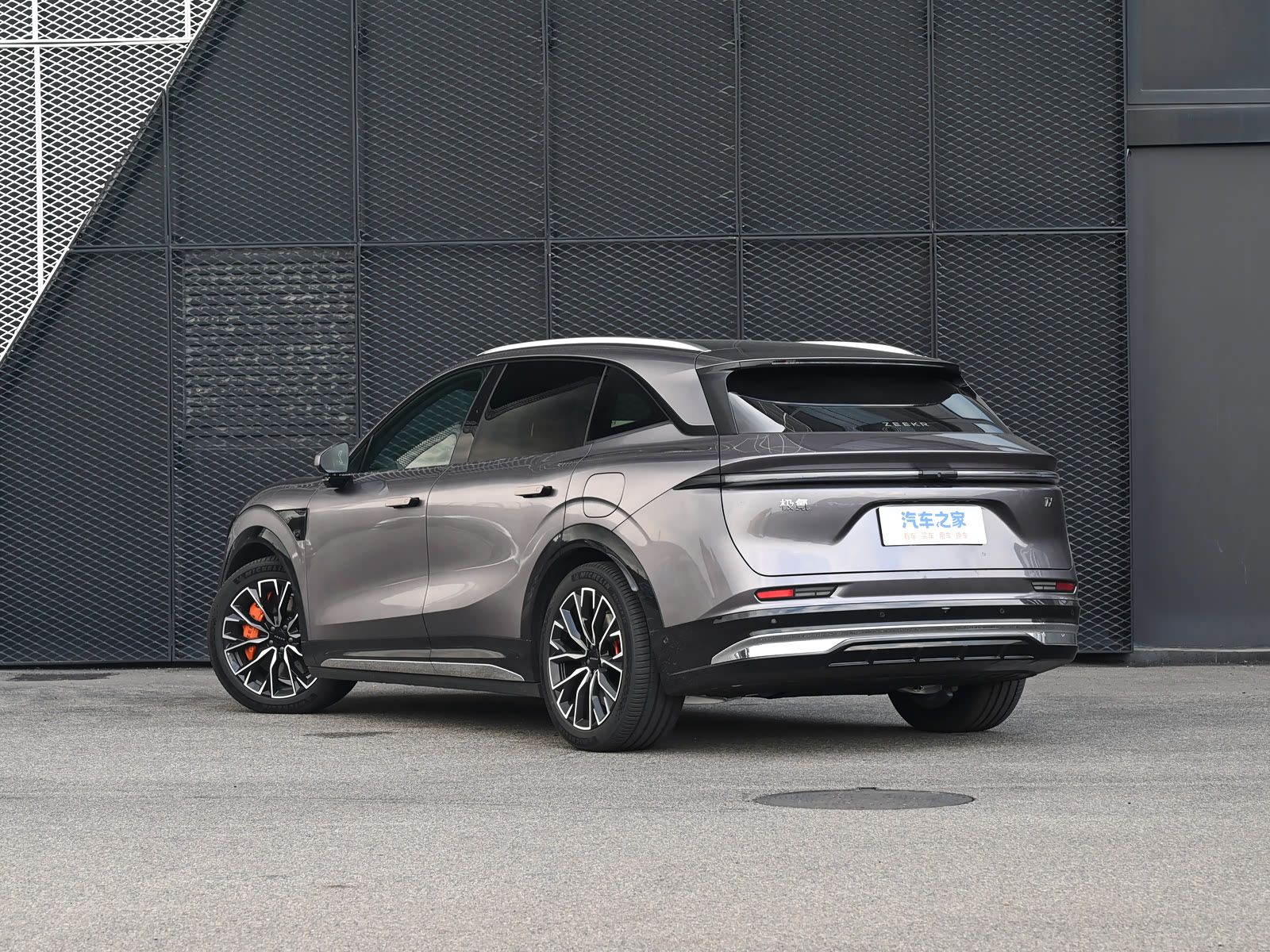 2026-103-kwh-ultra-awd-05.jpg