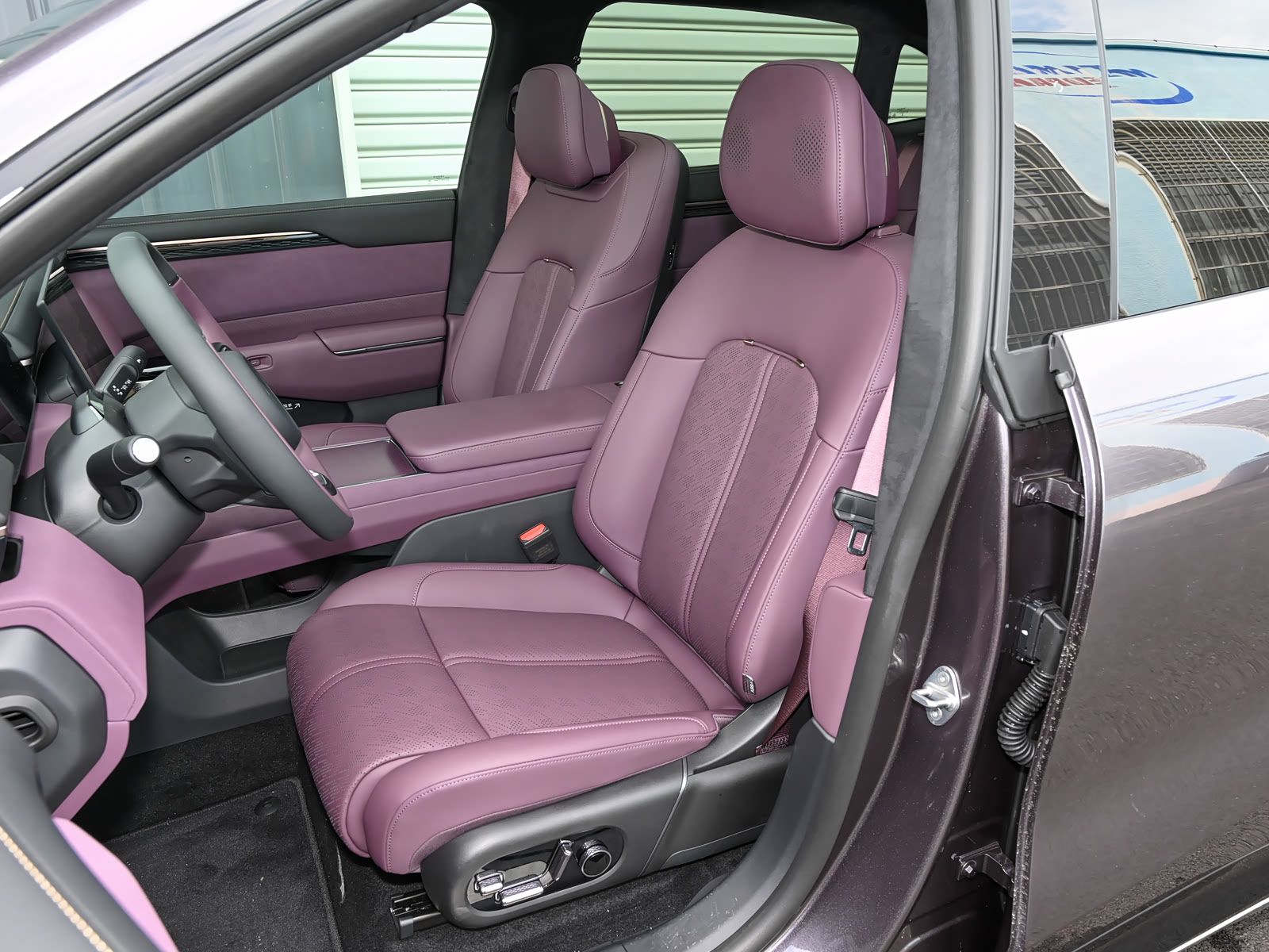 2026-103-kwh-ultra-awd-08.jpg