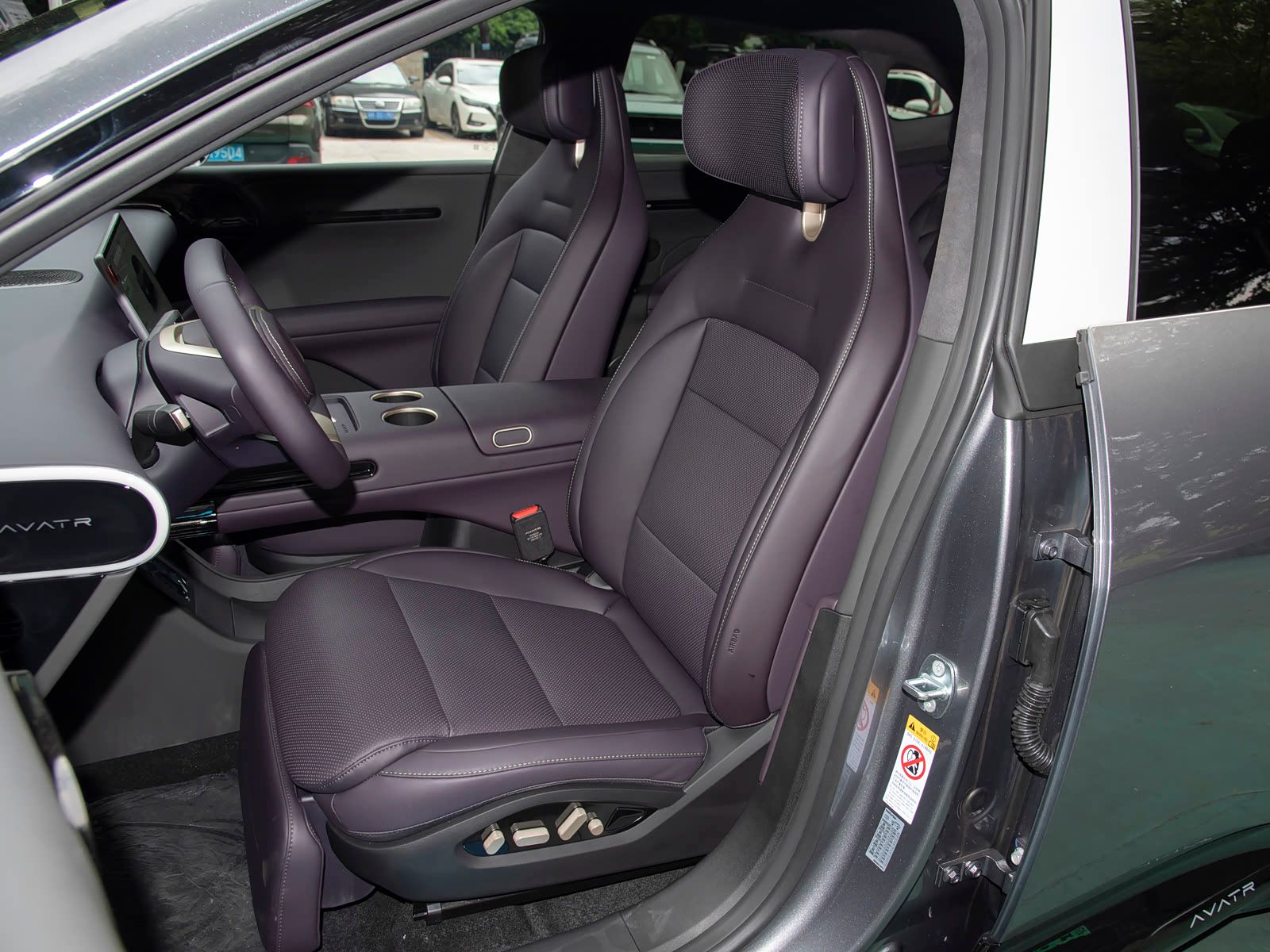 2026-ultra-ev-awd-08.jpg